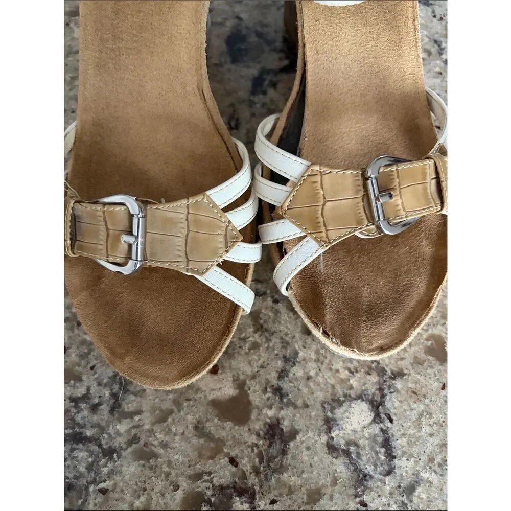 Aerosole’s Women’s White and Tan Wedge Sandals